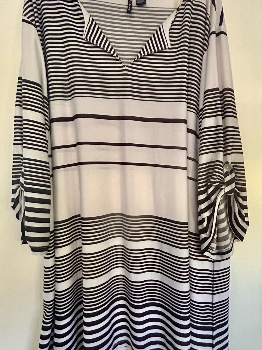 Striped V-Neck Beach cover-up - black & White
